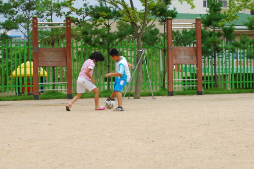 여자아이와 남자아이가 볼다툼을 하고 있다 